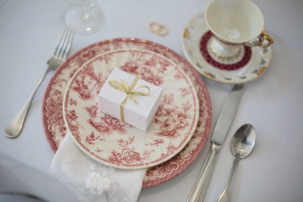 Matières et couleurs pour une table harmonieuse